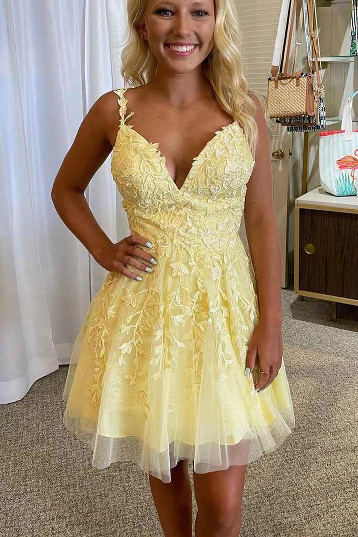 Vestido corto de fiesta de corte A con apliques